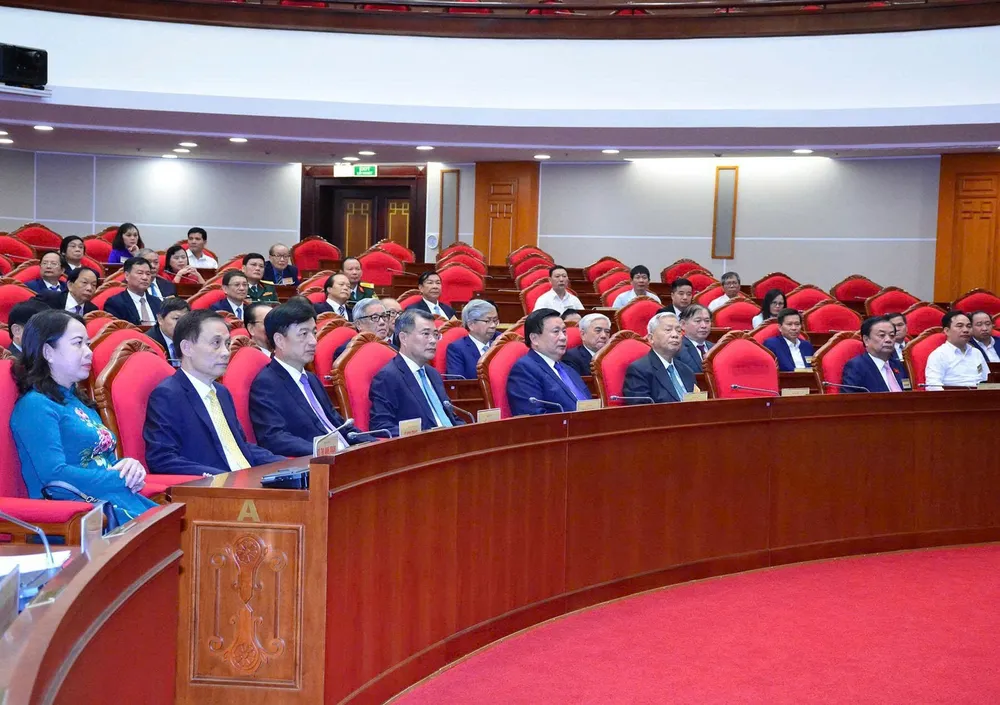 Các đồng chí lãnh đạo Đảng, Nhà nước tham dự cuộc gặp mặt. Ảnh: VIẾT CHUNG TBT gap mat tri thuc 6.jpg