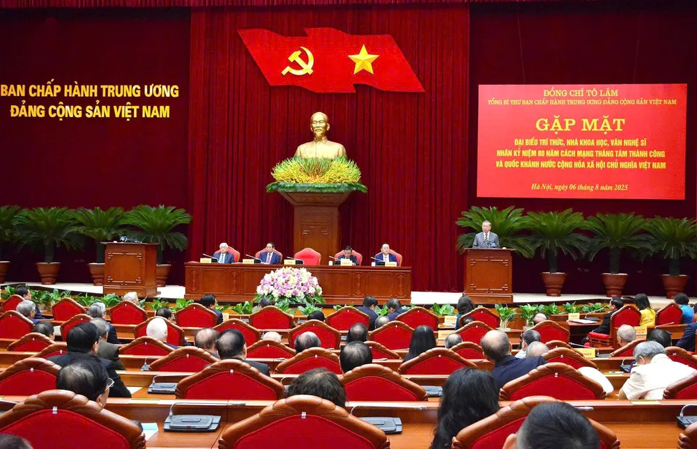 Quang cảnh cuộc gặp mặt diễn ra tại trụ sở Trung ương Đảng. Ảnh: VIẾT CHUNG TBT gap mat tri thuc 7.jpg