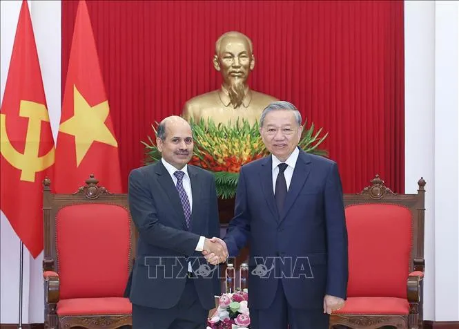 Tổng Bí thư Tô Lâm và Đại sứ Ấn Độ tại Việt Nam Sandeep Arya TBT tiep Dai su An Do -TTXVN.jpg