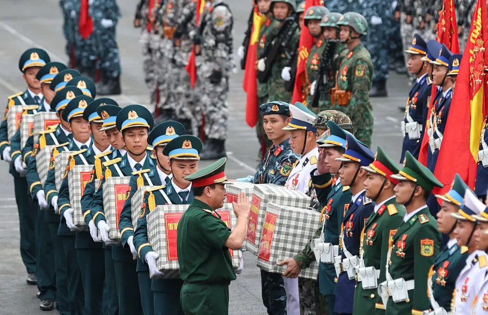 Thượng tướng Trương Thiên Tô tặng quà động viên các lực lượng Anh Tong cuc Chinh tri kiem tra hop luyen 2.jpg