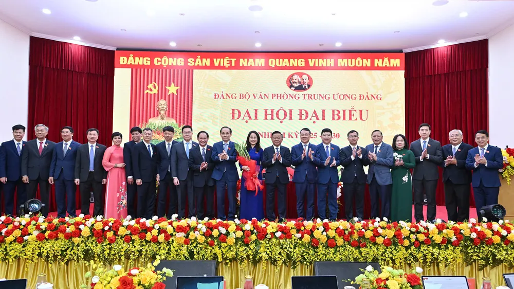 Đồng chí Trần Cẩm Tú chúc mừng Ban Chấp hành Đảng bộ Văn phòng Trung ương Đảng nhiệm kỳ 2025-2030. Ảnh: VIẾT CHUNG DH Dang bo Van phong TW 10.jpg