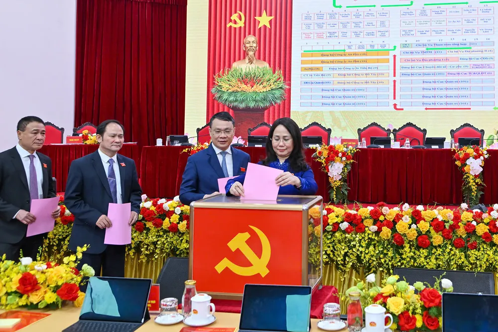 Các đại biểu bỏ phiếu bầu Ban Chấp hành Đảng bộ Văn phòng Trung ương Đảng nhiệm kỳ 2025-2030. Ảnh: VIẾT CHUNG DH Dang bo Van phong TW 9.jpg