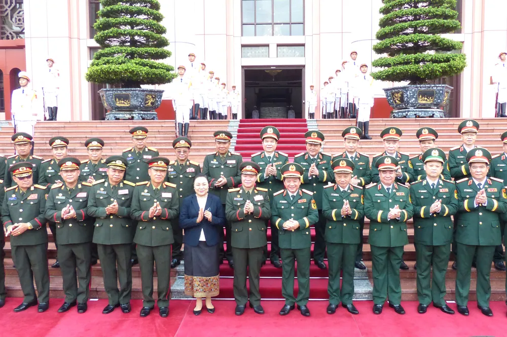 Đại tướng Trịnh Văn Quyết và Trung tướng Vongsone Inpanphim, cùng đoàn đại biểu hai bên tại lễ đón. Ảnh: TRẦN BÌNH Hoi dam CN Tong cuc Chinh tri Lao 4.JPG