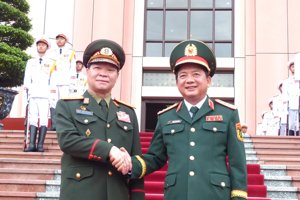 Đại tướng Trịnh Văn Quyết và Trung tướng Vongsone Inpanphim tại lễ đón. Ảnh: TRẦN BÌNH Hoi dam CN Tong cuc Chinh tri Lao 5.JPG