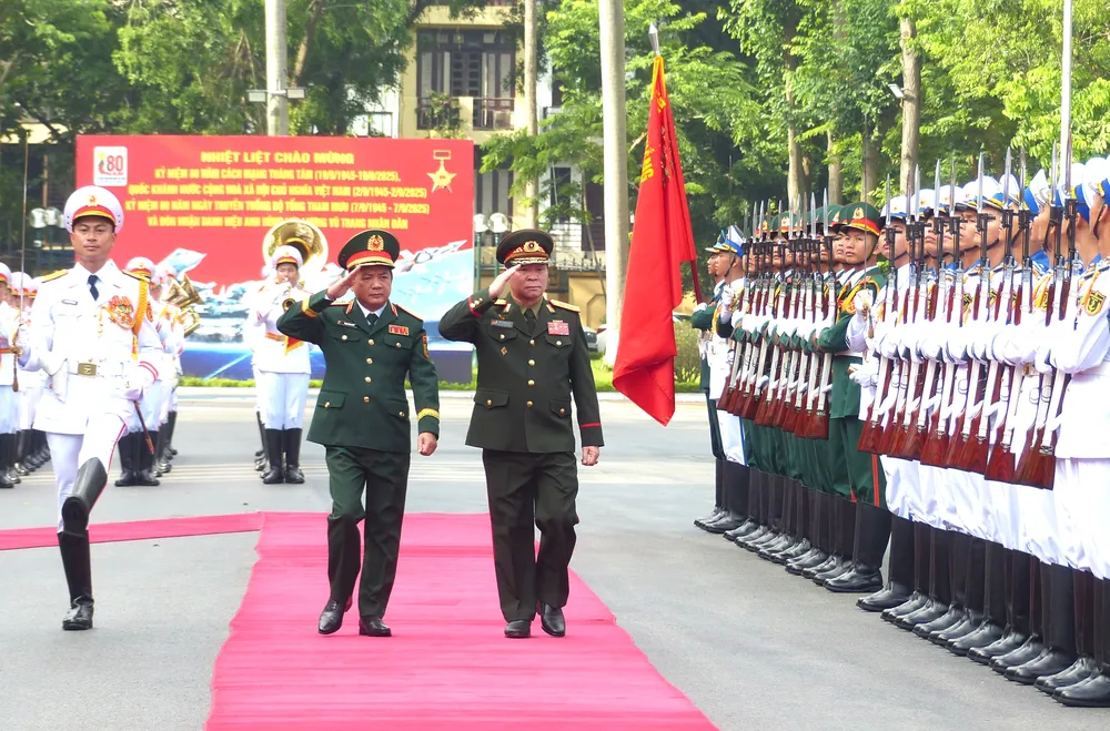 Đại tướng Trịnh Văn Quyết và Trung tướng Vongsone Inpanphim duyệt đội danh dự QĐND Việt Nam tại lễ đón. Ảnh: TRẦN BÌNH Hoi dam CN Tong cuc Chinh tri Lao 6.JPG