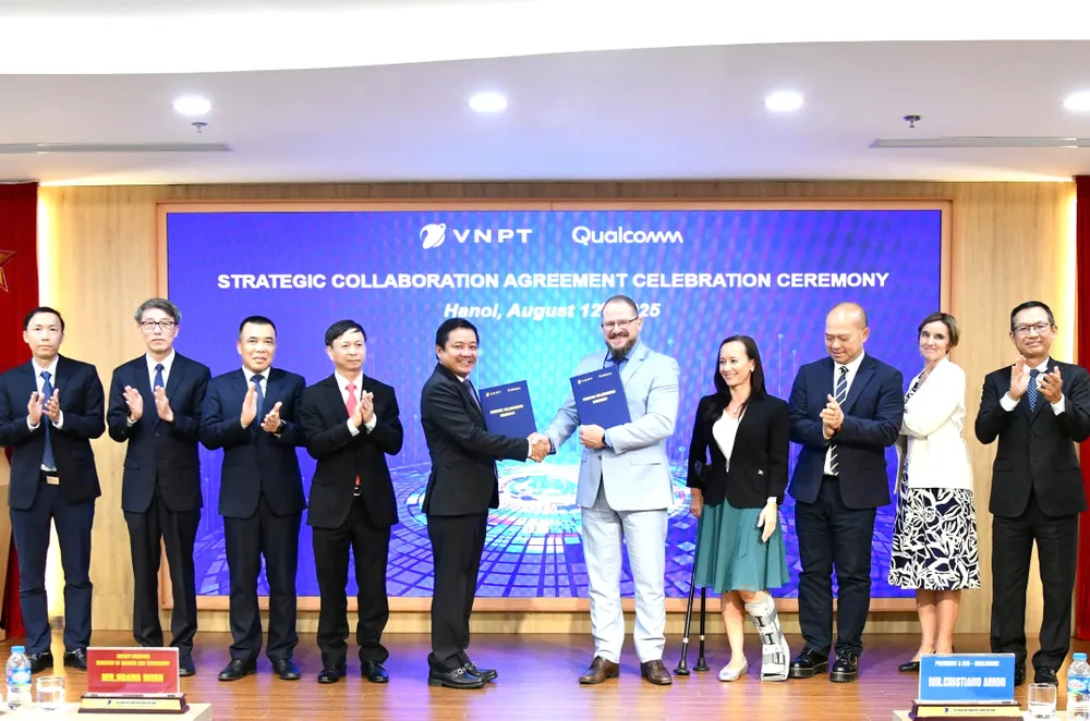 Ông Huỳnh Quang Liêm, Tổng Giám đốc VNPT và ông Cristiano Amon, Chủ tịch kiêm Tổng Giám đốc Qualcomm thực hiện nghi lễ trao thỏa thuận hợp tác chiến lược giữa hai bên VNPT hop tac Qualcomm.jpg