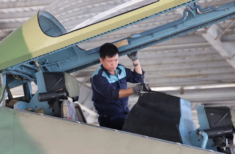 Anh may bay Su 3.jpg