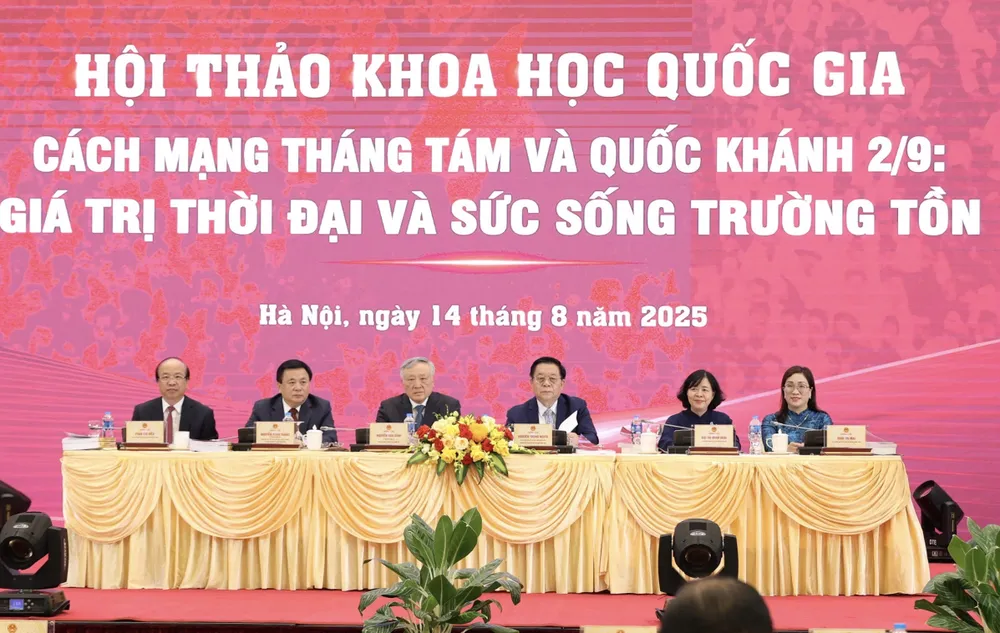 Các đồng chí chủ trì và điều hành hội thảo Anh Hoi thao CM Thang Tam 1.jpg