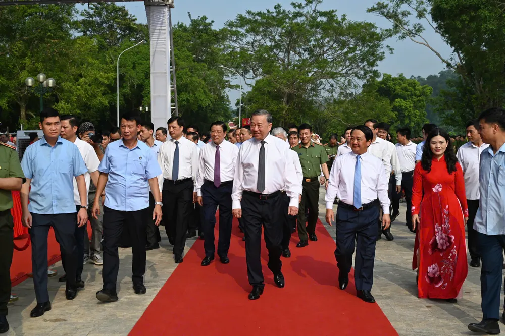 Tổng Bí thư Tô Lâm và các đại biểu đến dự sự kiện. Ảnh: VŨ KIÊN Anh Tuyen Quang 1.jpg