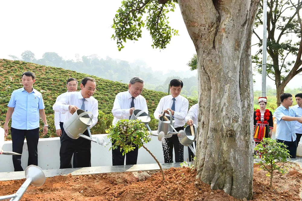 Tổng Bí thư Tô Lâm cùng các đại biểu trồng cây lưu niệm trong khuôn viên tượng đài "Bác Hồ ở Tân Trào". Ảnh: VŨ KIÊN Anh Tuyen Quang 5.jpg