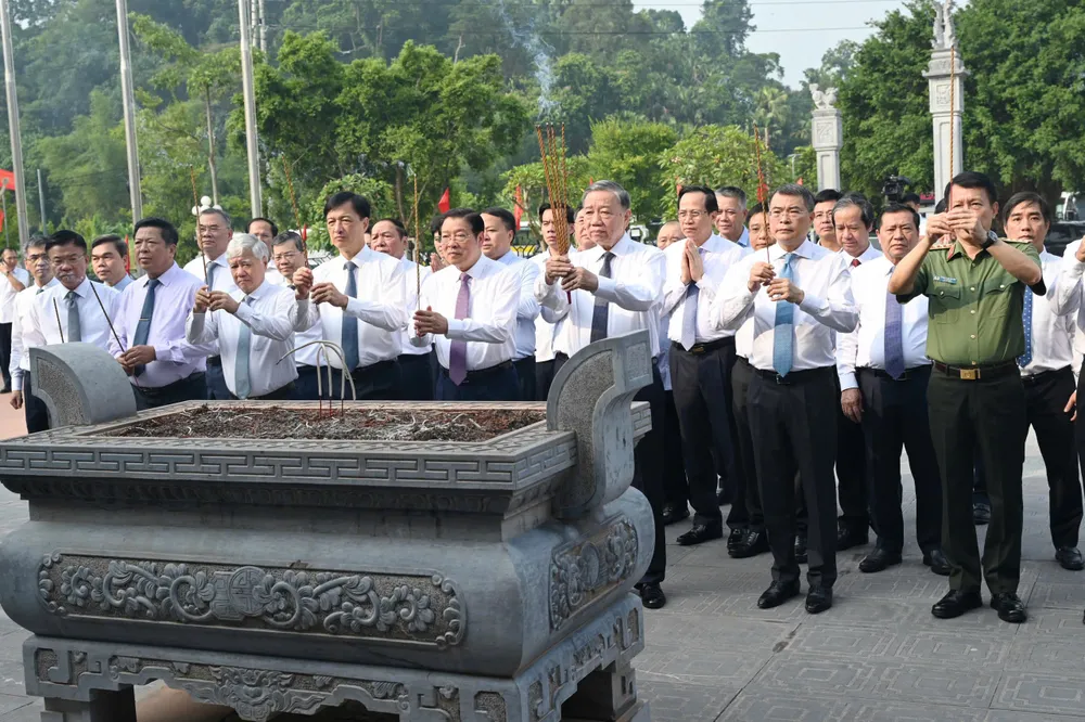 Tổng Bí thư Tô Lâm và các đại biểu dâng hương tưởng niệm Chủ tịch Hồ Chí Minh cùng các bậc tiền bối cách mạng tại Khu tưởng niệm các vị tiền bối cách mạng ở Tân Trào. Ảnh: VŨ KIÊN Anh Tuyen Quang 7.jpg