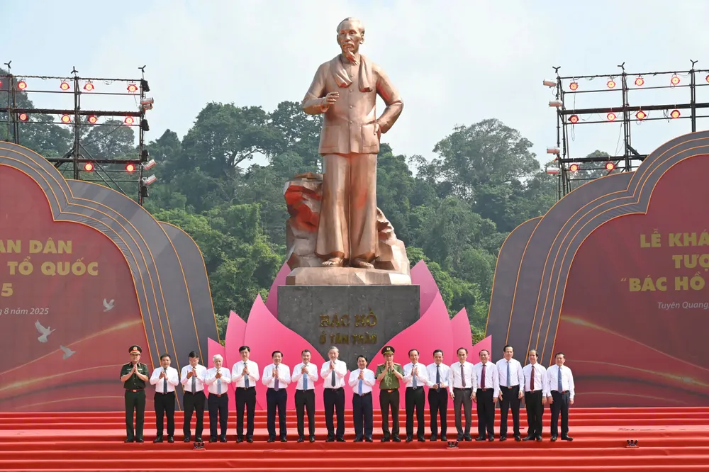 Tổng Bí thư Tô Lâm và các đại biểu tại tượng đài "Bác Hồ tại Tân Trào". Ảnh: VŨ KIÊN Anh Tuyen Quang 9.jpg