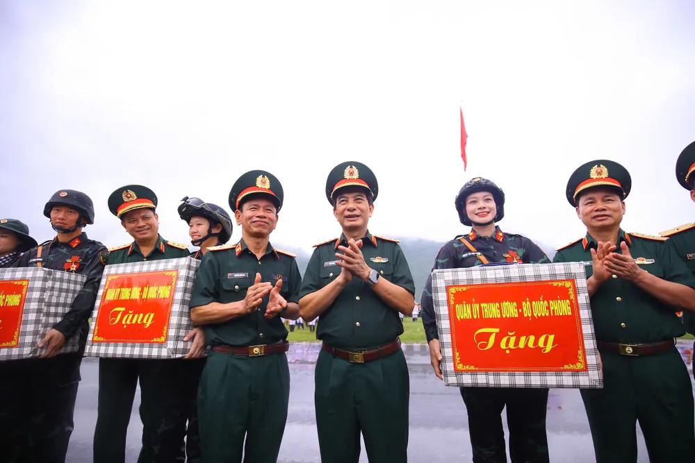 Anh BT Phan Van Giang tang qua 1.jpg