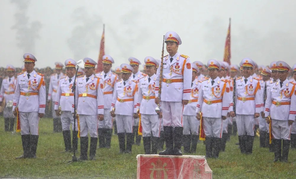 Các khối đội hình tham gia tổng hợp luyện dưới trời mưa. Ảnh: ĐỖ TRUNG Anh BT Phan Van Giang tang qua 11.jpg