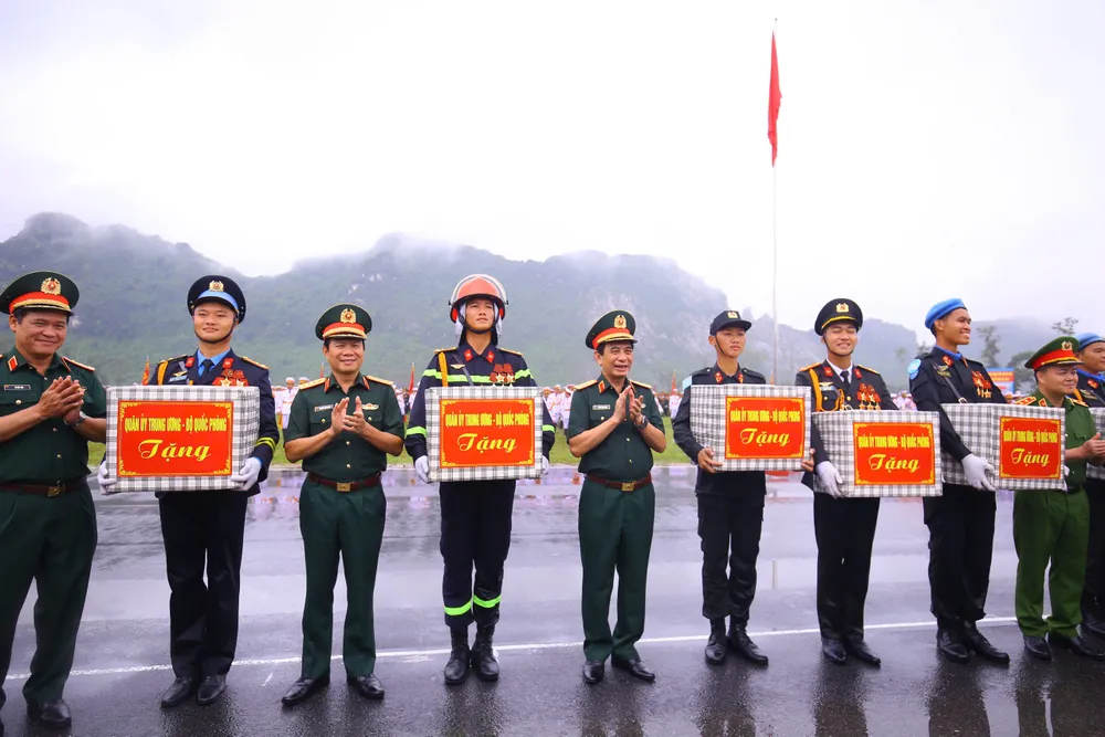 Đại tướng Phan Văn Giang tặng quà, động viên các lượng lực sau khi kết thúc tổng hợp luyện. Ảnh: ĐỖ TRUNG Anh BT Phan Van Giang tang qua 2.jpg