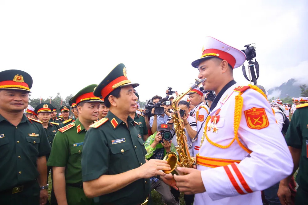 Đại tướng Phan Văn Giang trò chuyện, động viên các lượng lực sau khi kết thúc tổng hợp luyện. Ảnh: ĐỖ TRUNG Anh BT Phan Van Giang tang qua 3.jpg