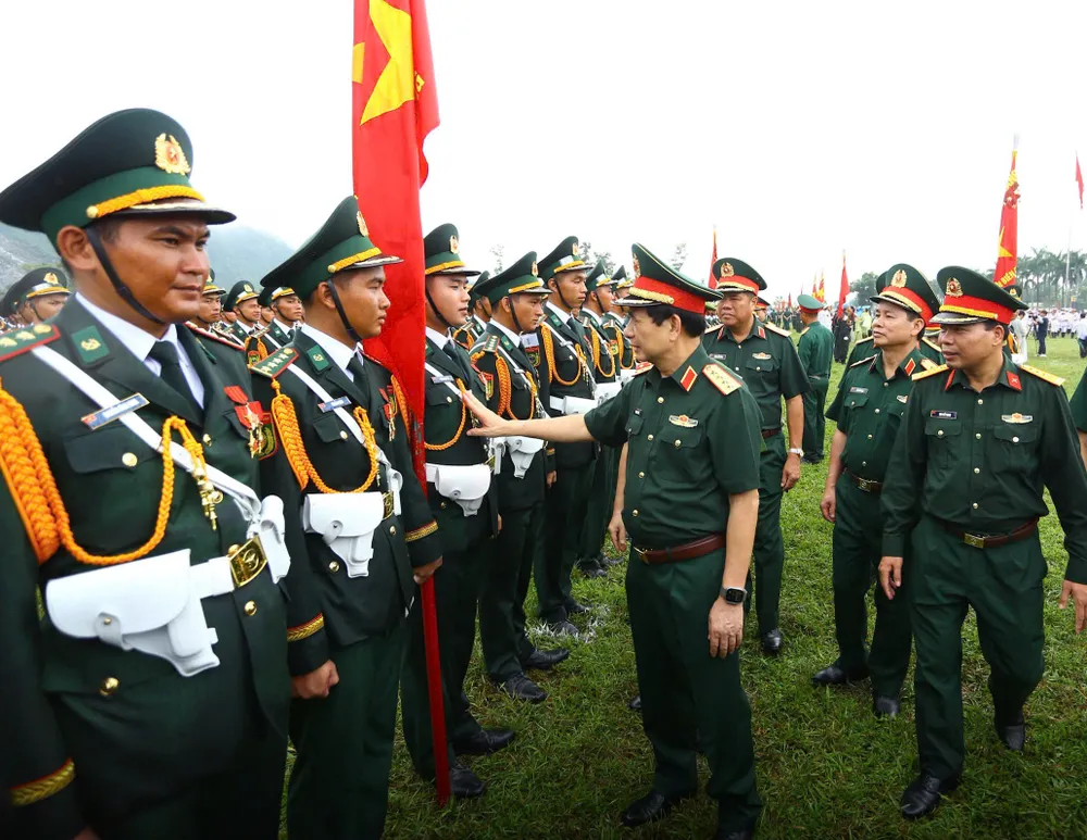 Đại tướng Phan Văn Giang trò chuyện, động viên các lượng lực sau khi kết thúc tổng hợp luyện. Ảnh: ĐỖ TRUNG Anh BT Phan Van Giang tang qua 5.jpg