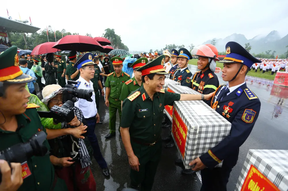 Đại tướng Phan Văn Giang tặng quà, động viên các lượng lực sau khi kết thúc tổng hợp luyện. Ảnh: ĐỖ TRUNG Anh BT Phan Van Giang tang qua 6.jpg