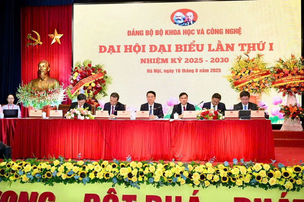 Đoàn Chủ tịch điều hành đại hội Dai hoi Bo KHCN 6.jpg