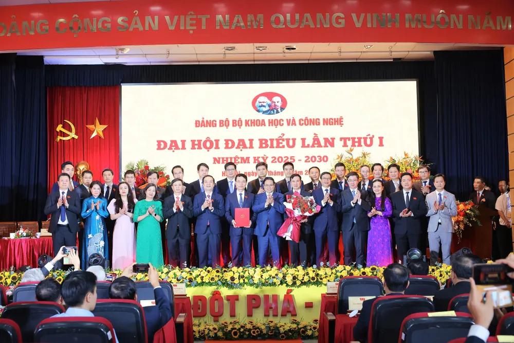 Thủ tướng Phạm Minh Chính chúc mừng Ban Chấp hành Đảng bộ Bộ KH-CN nhiệm kỳ 2025-2030 Dai hoi Bo KHCN 9.jpg