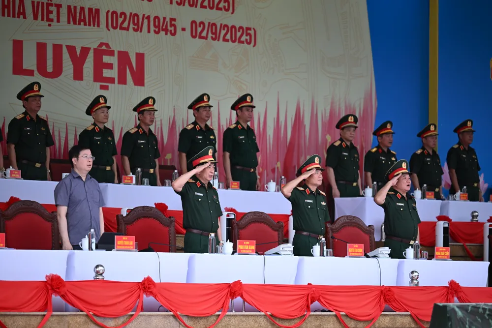 Đại tướng Phan Văn Giang và các đại biểu tại cuộc tổng hợp luyện. Ảnh: ĐỖ TRUNG Tong Hop luyen 4 DBHD 1.JPG
