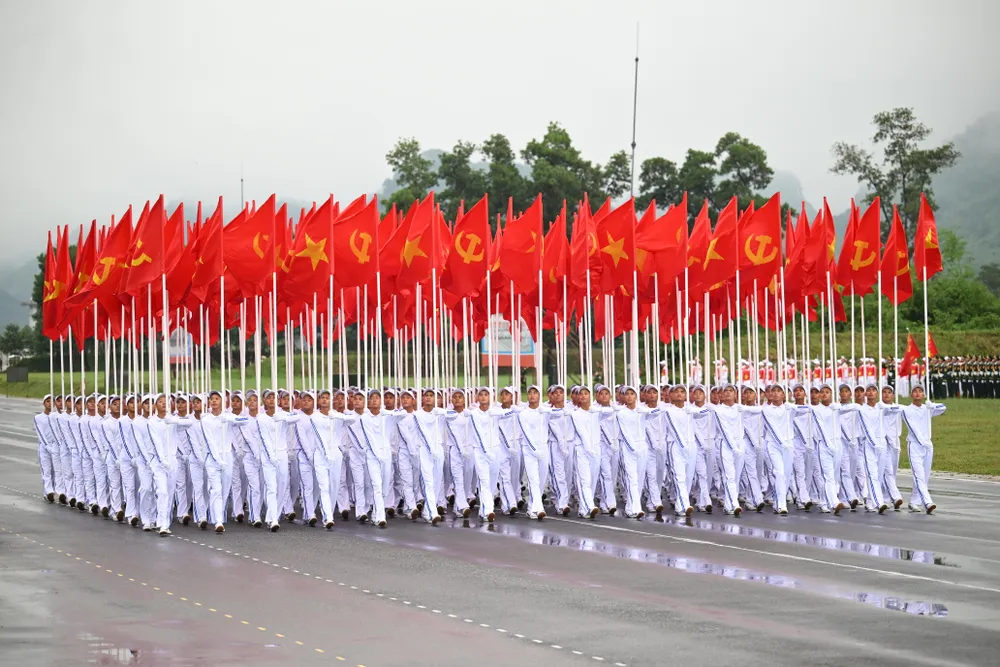 Khối cờ Đảng, cờ Tổ quốc mở đầu cho cuộc tổng hợp luyện. Ảnh: ĐỖ TRUNG Tong Hop luyen 4 DBHD 4.JPG