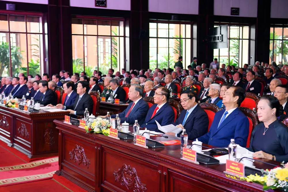 Tổng Bí thư Tô Lâm và các đại biểu tham gia chương trình gặp mặt. Ảnh: VIẾT CHUNG TBT gap mat lao thanh Cach mang 10.jpg