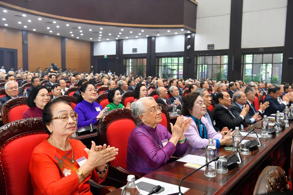 Các đại biểu tham gia chương trình gặp mặt. Ảnh: VIẾT CHUNG TBT gap mat lao thanh Cach mang 12.jpg