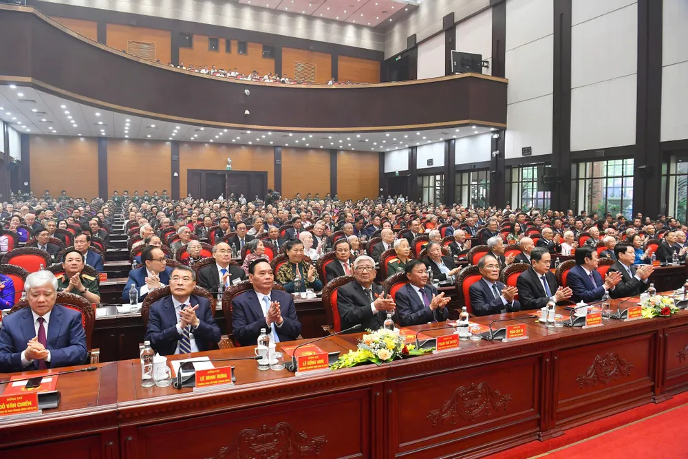 Các đại biểu tham gia chương trình gặp mặt. Ảnh: VIẾT CHUNG TBT gap mat lao thanh Cach mang 14.jpg