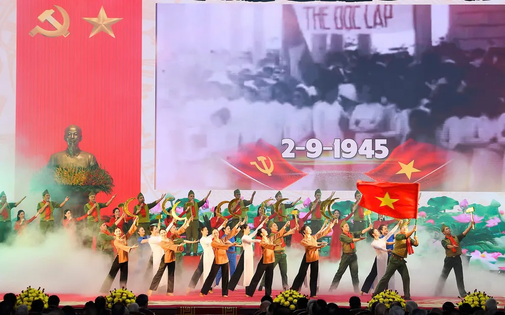 Một phần chương trình nghệ thuật chào mừng tại cuộc gặp mặt. Ảnh VIẾT CHUNG TBT gap mat lao thanh Cach mang 18.jpg