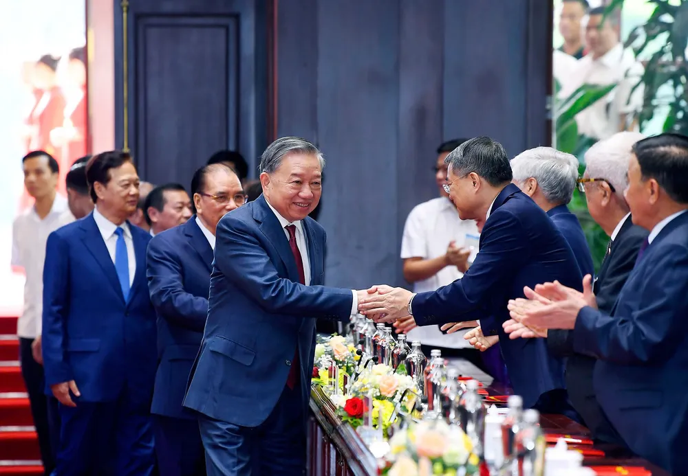 Tổng Bí thư Tô Lâm và các đại biểu đến tham dự chương trình gặp mặt. Ảnh: VIẾT CHUNG TBT gap mat lao thanh Cach mang 19.jpg