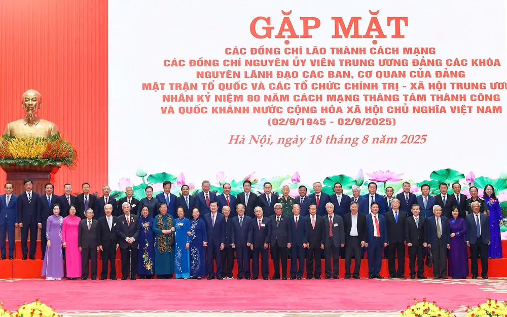 Tổng Bí thư Tô Lâm với các đồng chí lãnh đạo, nguyên lãnh đạo Đảng, Nhà nước, lão thành cách mạng tại chương trình gặp mặt. Ảnh: VIẾT CHUNG TBT gap mat lao thanh Cach mang 20.jpg