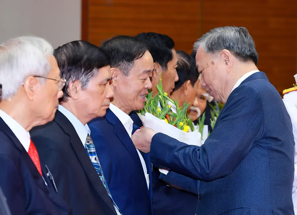 Tổng Bí thư Tô Lâm trao tặng Huy hiệu Đảng đến các đồng chí lão thành cách mạng, nguyên lãnh đạo cao cấp của Đảng, Nhà nước tại chương trình. Ảnh: VIẾT CHUNG TBT gap mat lao thanh Cach mang 4.jpg