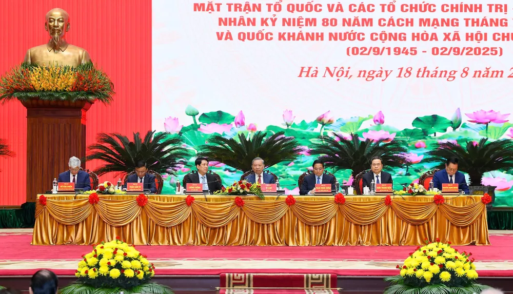 Tổng Bí thư Tô Lâm và lãnh đạo Đảng, Nhà nước chủ trì chương trình gặp mặt. Ảnh: VIẾT CHUNG TBT gap mat lao thanh Cach mang 8.jpg