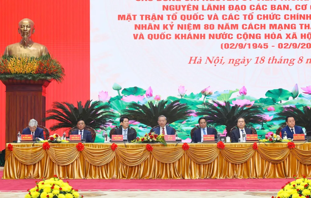 Tổng Bí thư Tô Lâm và các đồng chí lãnh đạo Đảng, Nhà nước chủ trì cuộc gặp mặt. Ảnh: VIẾT CHUNG TBT gap mat lao thanh Cach mang 9.jpg