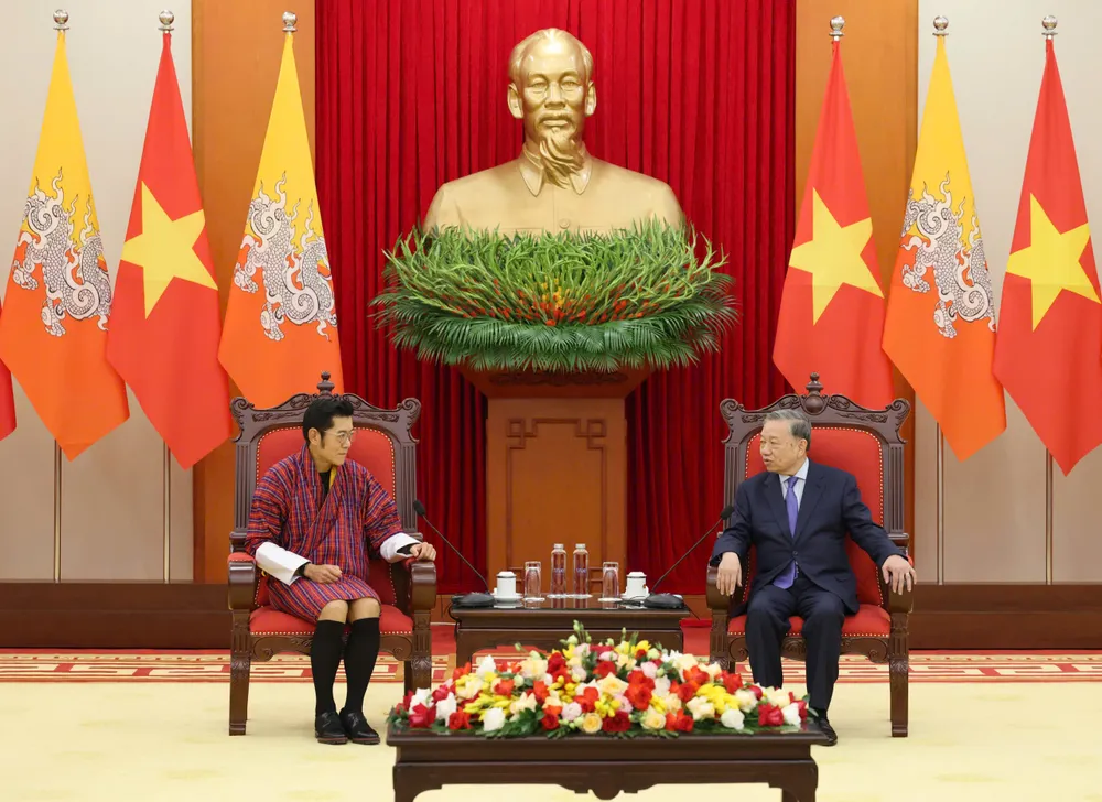 Tổng Bí thư Tô Lâm và Quốc vương Bhutan trao đổi các vấn đề cùng quan tâm tại cuộc tiếp. Ảnh: QUANG PHÚC TBT tiep Quoc vuong Bhutan 6.jpg