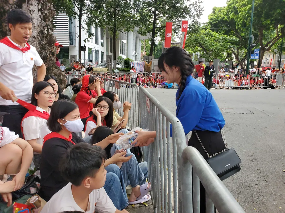 Thanh niên tình nguyện phát nước uống và thức ăn cho người dân Anh chuan bi hop luyen 17.jpg