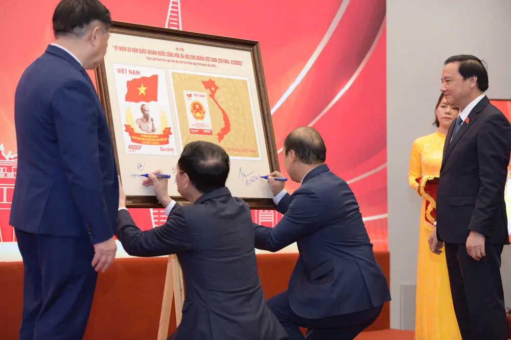Các đại biểu ký tên lưu niệm lên bộ tem vừa được phát hành tại buổi lễ. Ảnh: QUANG PHÚC Ky phat hanh tem 1.jpg