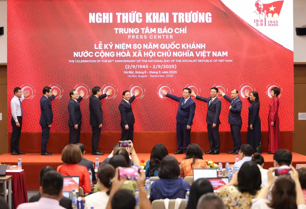 Các đại biểu thực hiện nghi thức khai trương Trung tâm báo chí Lễ kỷ niệm 80 năm Quốc khánh 2-9. Ảnh: QUANG PHÚC Trung tam bao chi 2.jpg
