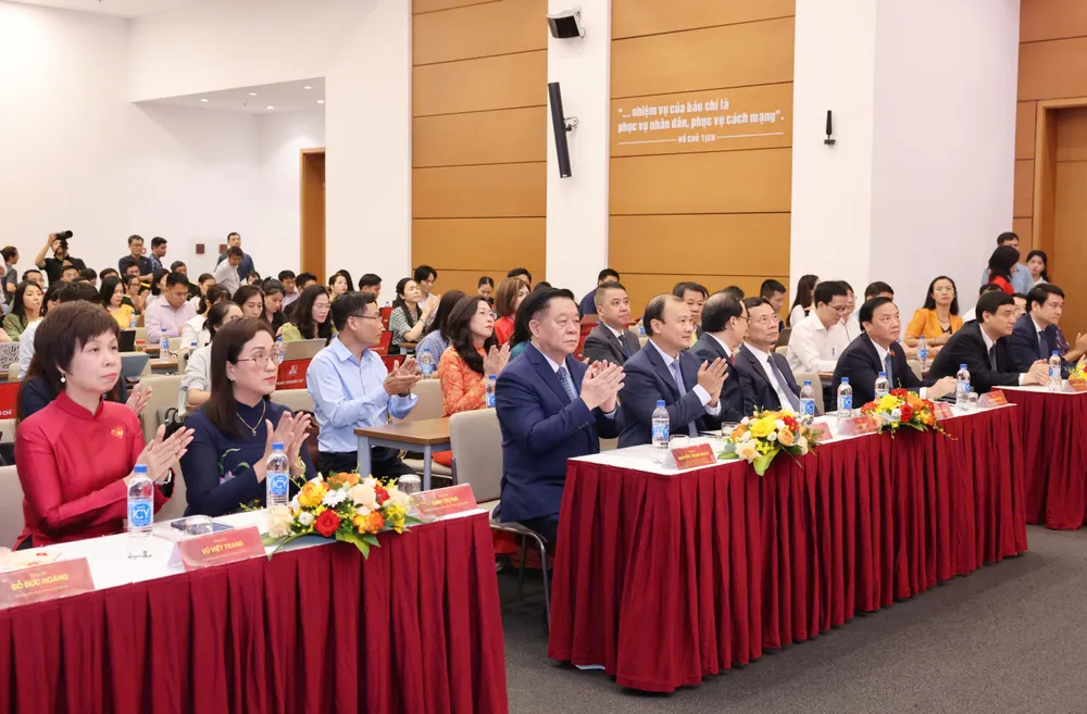 Các đại biểu dự lễ khai trương Trung tâm báo chí. Ảnh: QUANG PHÚC Trung tam bao chi 4.jpg