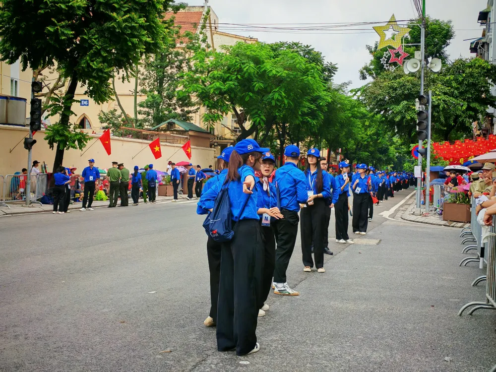 Thanh niên xung phong hỗ trợ các lực lượng chức năng trên phố Nguyễn Thái Học Duong pho 5.jpg