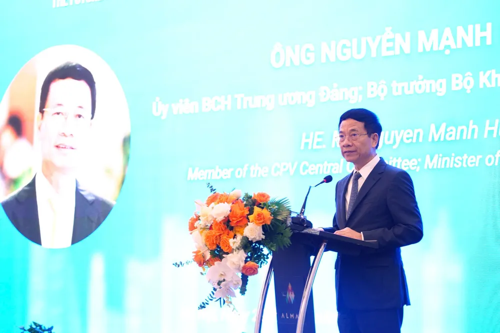Министр Нгуен Мань Хунг выступает на форуме Anh dien dan KHCN 3.jpg