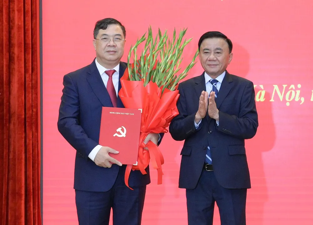 Thường trực Ban Bí thư Trần Cẩm Tú trao Quyết định của Bộ Chính trị và tặng hoa chúc mừng đồng chí Phạm Gia Túc Anh QD Chanh VPTW Pham Gia Tuc.jpg