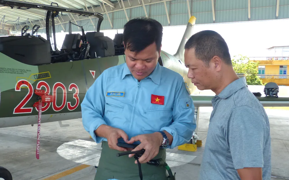 Phi công cấp 1, Thượng tá Tô Anh Tuấn, Phó Trung đoàn trưởng, Tham Mưu trưởng Trung đoàn 910 trao đổi với phóng viên Báo SGGP sau khi kết thúc bay huấn luyện máy bay L-39NG ở sân bay Kép May bay L39NG 3.jpg