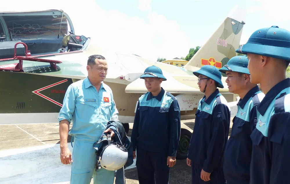 Phi công cấp 1, Thượng tá Hoàng Hải, Chủ nhiệm Chính trị Trung đoàn 940 trao đổi với đội ngũ kỹ thuật mặt đất sau khi kết thúc bay huấn luyện Yak-130 ở sân bay Kép May bay Yak 9.jpg