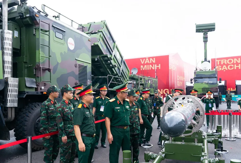 Lãnh đạo Bộ Quốc phòng tham quan tổ hợp tên lửa Trường Sơn tại triển lãm To hop Truong Son 5.JPG