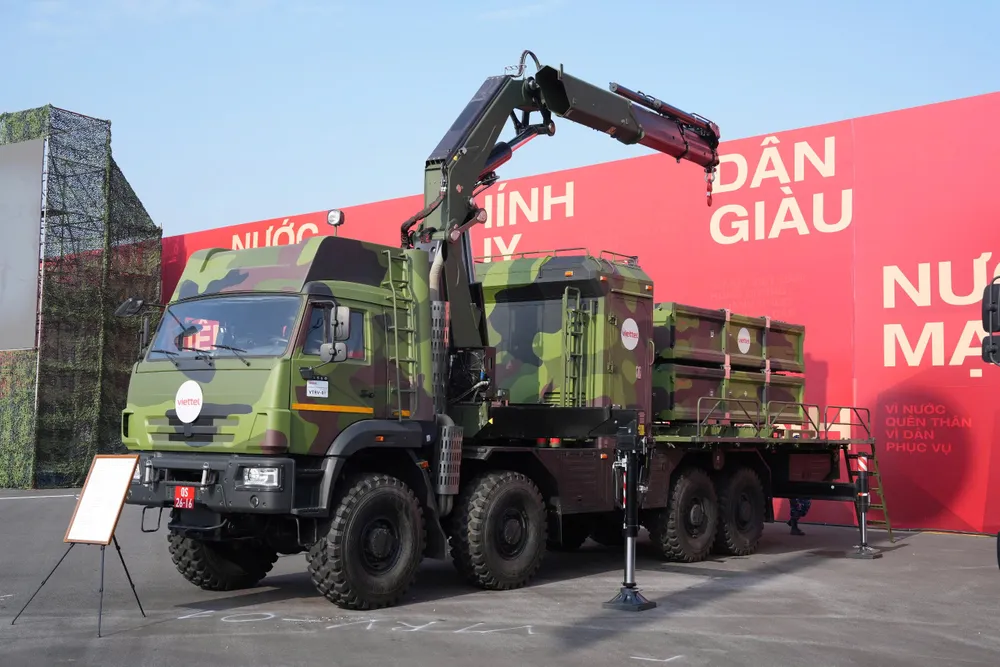 Xe vận chuyển - nạp tên lửa của tổ hợp tên lửa Trường Sơn tại triển lãm To hop Truong Son 6.JPG