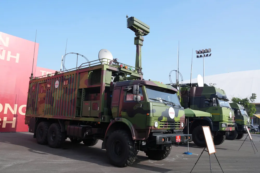 Xe radar của tổ hợp tên lửa Trường Sơn tại triển lãm To hop Truong Son 7.JPG