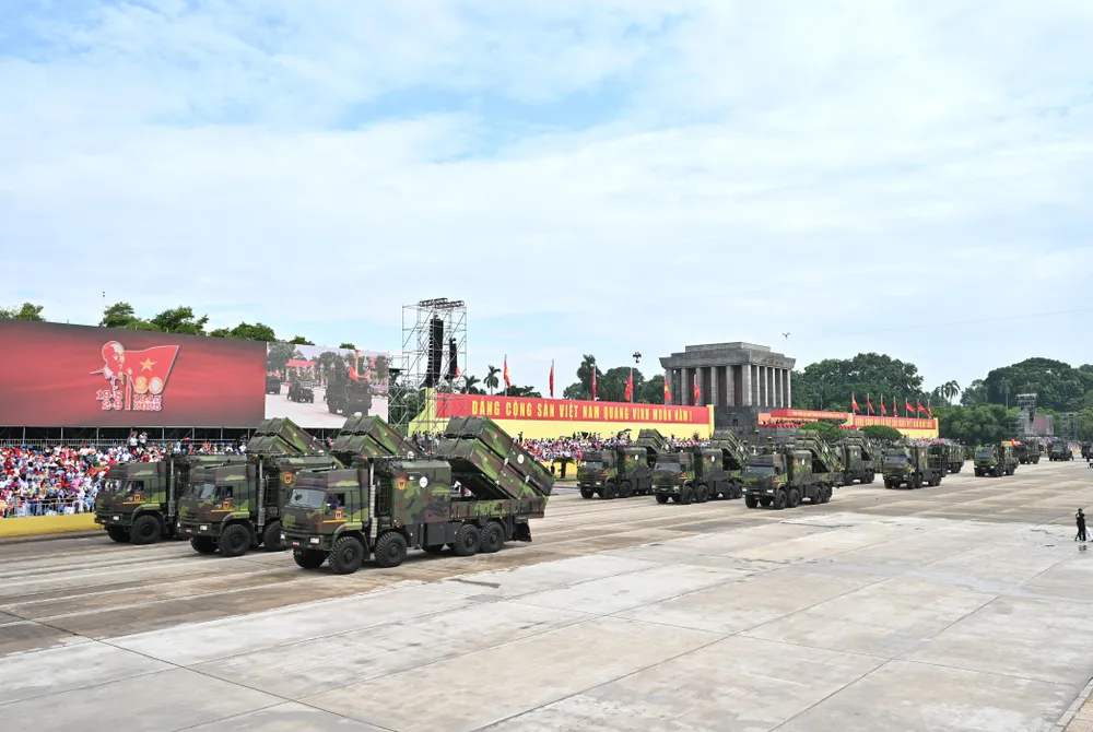 Tổ hợp tên lửa Trường Sơn trên Quảng trường Ba Đình tại chương trình tổng duyệt diễu binh, diễu hành ngày 30-8 To hop Truong Son 9.JPG