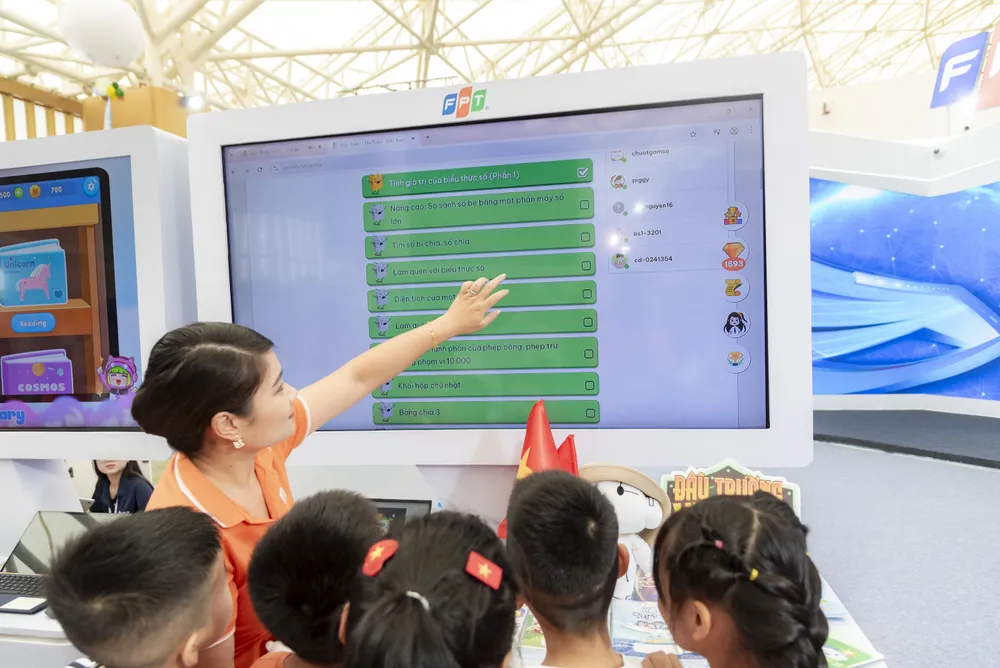 Os alunos estão animados com o playground de matemática da VioEdu na exposição. Anh 2 FPT.JPG